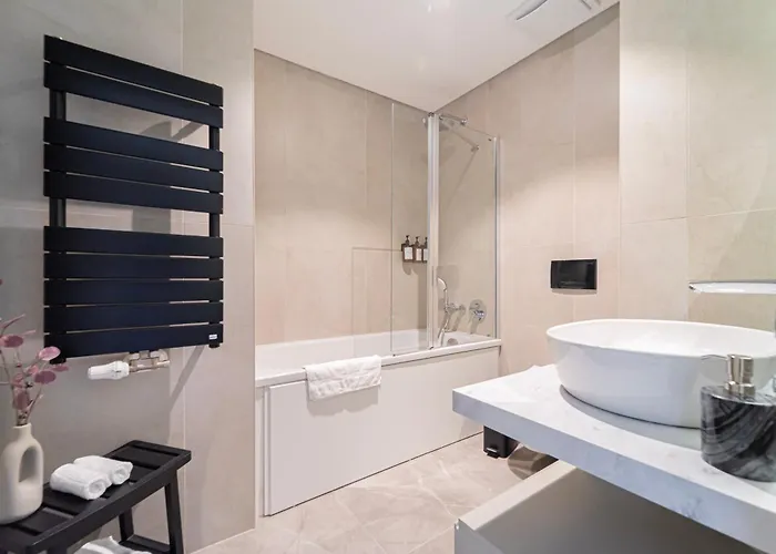 Bella Homes L Free Parking Apartment